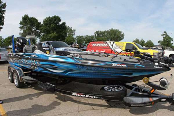 <p>
	Elite Series pro Randy Howell has a strategy for prepping his wrapped 21X Triton with 250-hp Mercury for boating in rough waters. </p>
