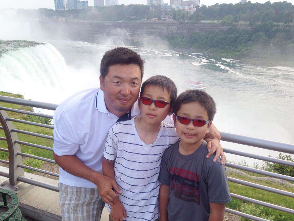Even during tournament season, there's still time to squeeze in an adventure or two. With events spread out across the country, there are always new things to see and do.<br><br>No visit to upstate New York is complete without a trip to Niagara Falls. Yusuke Miyazaki and his kids pause for a photo there.
