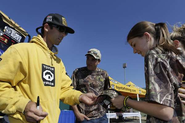 <p>Top pros, like Mike Iaconelli, signed autographs for fans and competitors in the tournament.</p>
