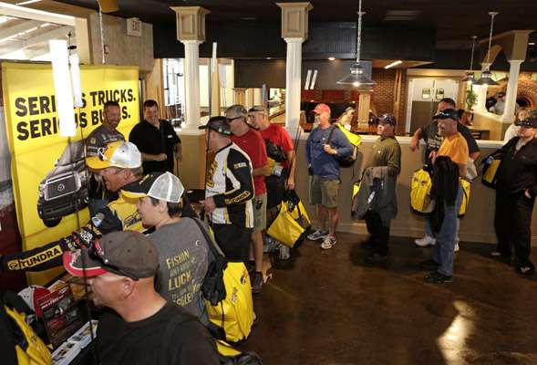<p>During registration, anglers met pros Terry Scroggins and Gerald Swindle.</p>
