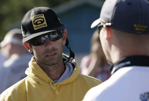 <p>Mike Iaconelli chats with a competitor.</p>
