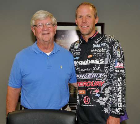 <p>Dave Precht, vice president of B.A.S.S. publications, spends time with the veteran pro.</p>

