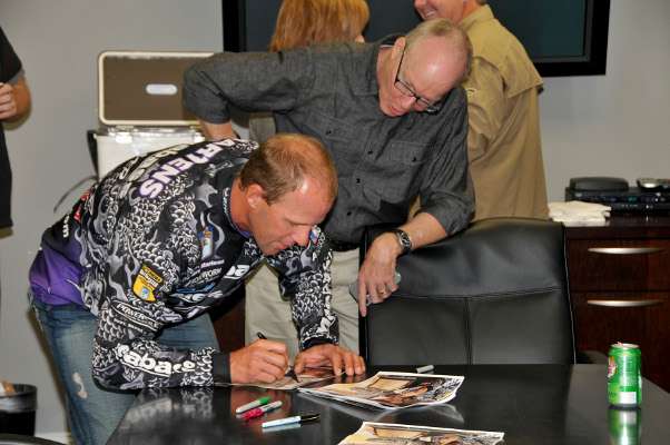 <p>Martens signs an autograph for Jim Sexton, vice president of digital at B.A.S.S.</p>
