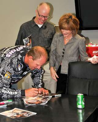 <p>Teresa Lux joins in and gets a signed photo from Martens.</p>

