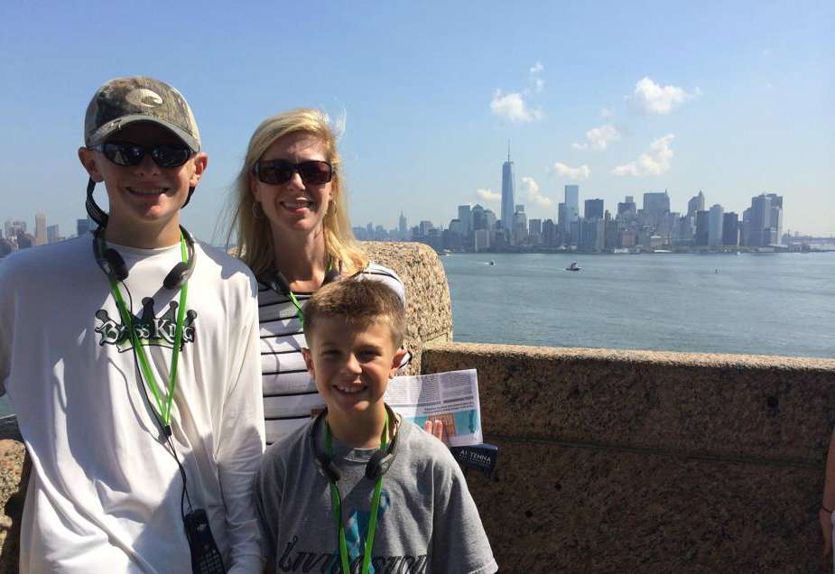 While in New York, the Howells take in some Big Apple sights. 