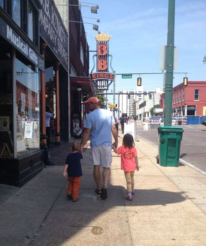 Steve Kennedy and his kids, walkinâ in Memphis.