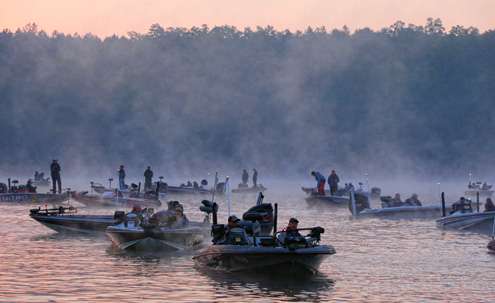 <p>A light fog greeted the anglers at the Day One launch.</p> 