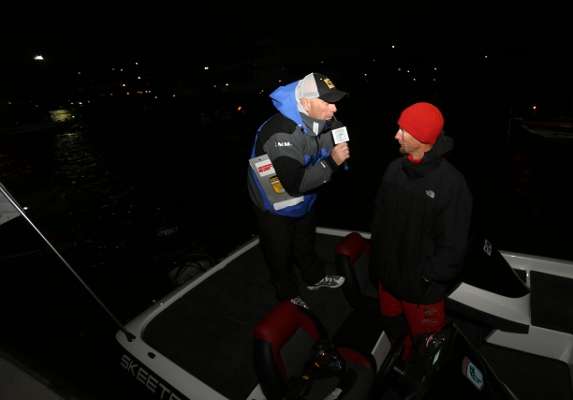 <p> </p>
<p>Emcee Dave Mercer interviews Hemminger, who caught 19 pounds, 10 ounces yesterday. Hemminger said he hopes his fish will hold up in this weather.</p>
