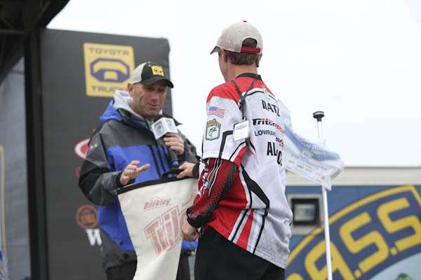 <p>Alexander Datz dramatically pulls an empty bag from the livewell.</p>