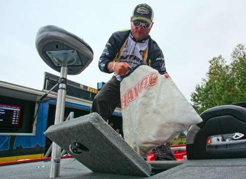 <p>Hank Cherry pulls his winning bag of fish from the live well. </p> 