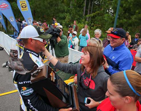 <p>Hank Cherry wins Southern Open #3 and celebrates with his family.  </p> 