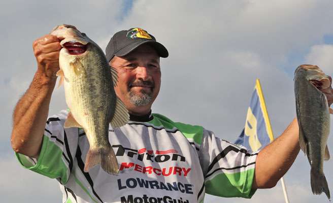 <p>Curt Samo of Illinois leads the Northern division by more than 2 pounds with his 11-pound, 13-ounce catch.</p>
