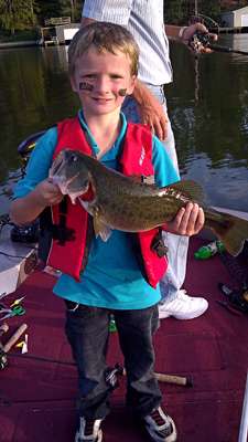 <p>
	The Shoals Bassmasters take to Alabamaâs Lake Guntersville, where young anglers catch bass like this beauty!</p>
