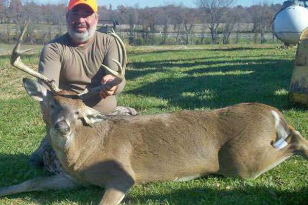 <p>Jamie Horton of Alabama traveled to Illinois to get this buck.</p>
