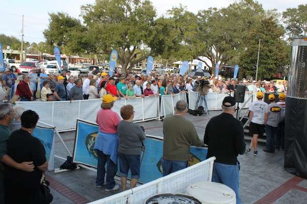 <p>A nice crowd gathers in Tavares, Fla., hoping to see some fish.</p> 