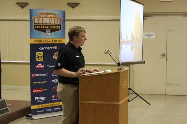 <p>Tournament director Hank Weldon addresses the masses. </p>

