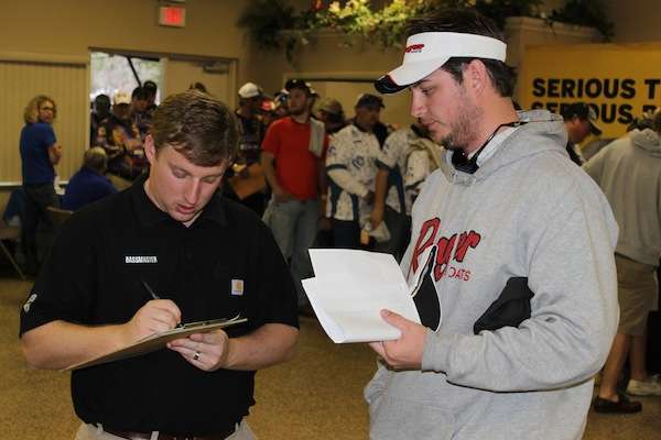 <p>Tournament director Hank Weldon goes over a few last minute details with University of Alabama student Jake Gipson.</p>
