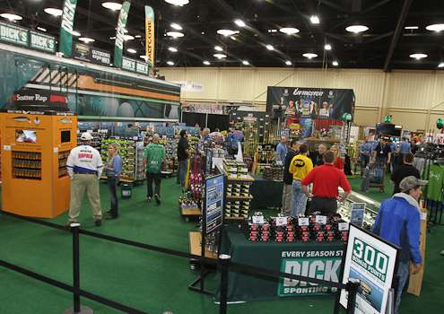 <p>There are lots of fun things to do in the Dick's Sporting Goods booth.</p>
