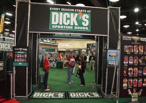 <p>Many elite series pros will be visiting the Dick's booth this weekend!</p>
