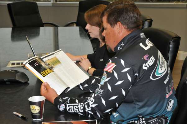 <p>Lane finds a feature in the guide about his 2012 Classic win and peruses the article.</p>
