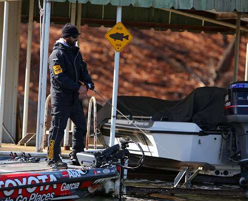 <p> </p>
<p>Iaconelli followed the signs to an early lead, catching all of his bass on docks before 10 a.m.</p>
