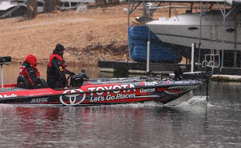<p>Iaconelli leaves the trolling motor down and makes a quick move across a cove. </p>

