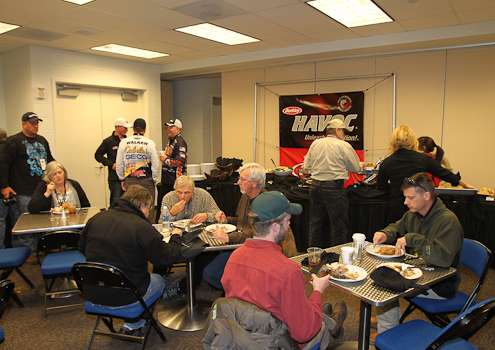 Anglers and media take a break and grab some food during the weigh-in.