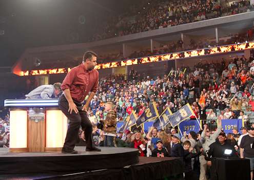 <p>Zona, Sanders and the entire Classic crowd get into the Bassmaster Classic's version of the Harlem Shake.</p>
