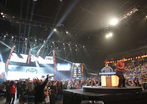 <p>The crowd cheers on Zona and Sanders.</p>
