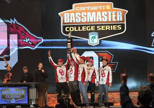 <p>Collegiate anglers from the University of Oklahoma hoist their championship trophy.</p>
