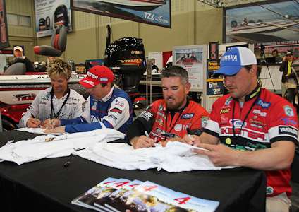 <p>Skeeter and Yamaha pros sign T-shirts and autographs in the Skeeter booth.</p>
