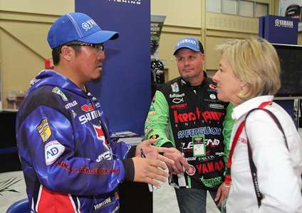<p>Elite Series pros Kotaro Kiriyama and Scott Ashmore chat with a fan in the Yamaha booth.</p>
