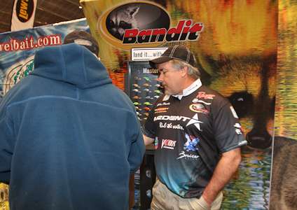 <p>Elite Series pro Pete Ponds show offs some new baits in the Bandit Lures booth.</p>
