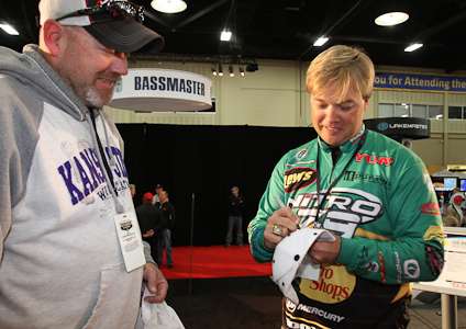 <p>Elite Series pro Tim Horton signs a hat at the Bassmaster Classic Expo presented by Dick's Sporting Goods.</p>
