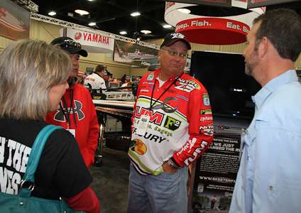 <p>Elite Series pro Matt Reed talks with fans in the Skeeter Boats booth.</p>
