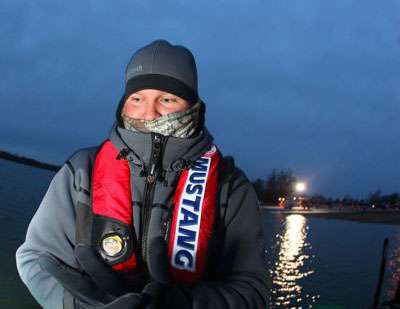 <p>This angler is so bundled up we're not sure who he is. But he certainly has some boss gloves. </p>
