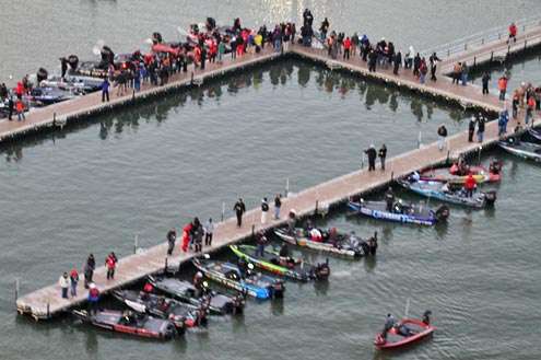 <p>B.A.S.S. officials, media and anglersâ support staff, including some family and friends, are on the dock waiting for the third and final day to begin.</p>
