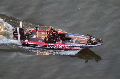 <p>Mike Iaconelli, who started the day in third, shuts down to fish his first spot.</p>
