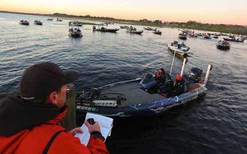 <p>Chris Bowes calls out boat numbers and Day Two was underway. </p>
