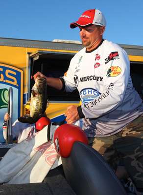 <p> </p>
<p>Howes loads his fish into a weigh-in bag. </p>
