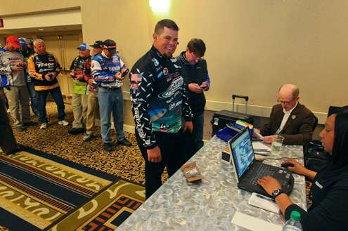 <p>Defending Classic champion, Chris Lane was first in line for registration.</p>
