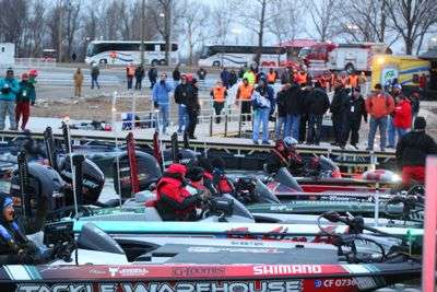 <p>Even on a cold practice day, the spectators are out to watch Classic competitors launch. </p>
