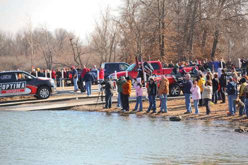Spectators and photographers line the banks to watch Classic contenders load their boats. 