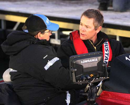 <p>Classic leader Cliff Pace talks with Bassmasterâs Robbie Floyd before taking off.</p>
