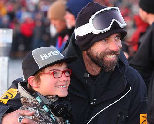 <p>Michael Iaconelli poses for a photo with a happy fan.</p>
