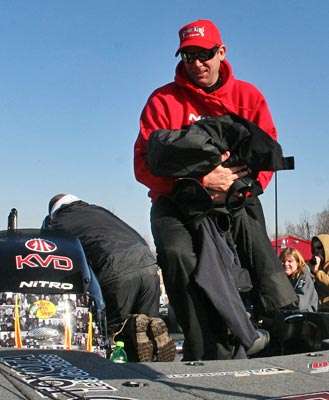 <p>While Leatherwood checks his 19-12 bag on Day One, Kevin VanDam goes about his business of cleaning up his boat deck for the ride to Tulsa.</p>
