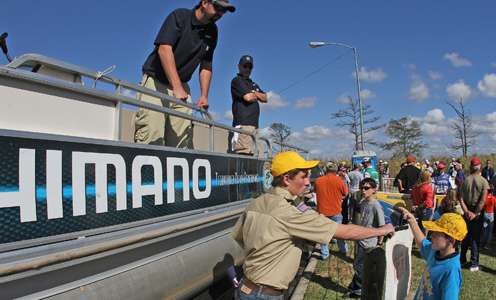 <p>Young volunteers pass off weighed fish to the Shimano Live Release Boat.</p>

