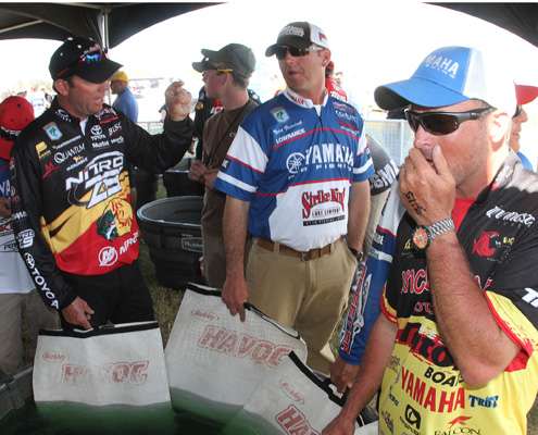 <p>Kevin VanDam makes a point to Todd Faircloth and Jeff Kriet while waiting to weigh in.</p>
