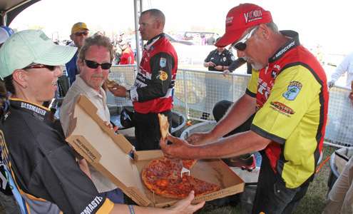 <p>Lisa Talmadge, a B.A.S.S. tournament official, hands out pizza to waiting anglers on Day Three.</p>

