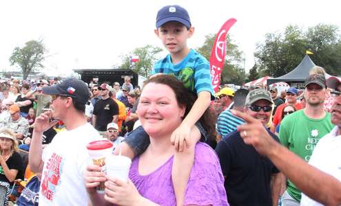 <p>A young fan sits atop his motherâs shoulders while watching the weigh-in.</p>
